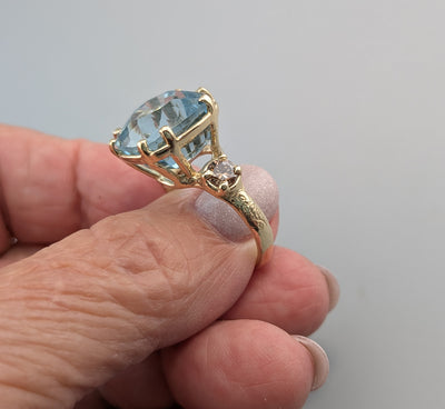 Aquamarine, 14kt Gold Ring with Champagne Diamonds