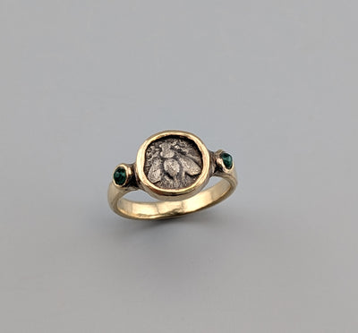 Ancient AR Diobol, Bee, 14kt Gold Ring with Emeralds