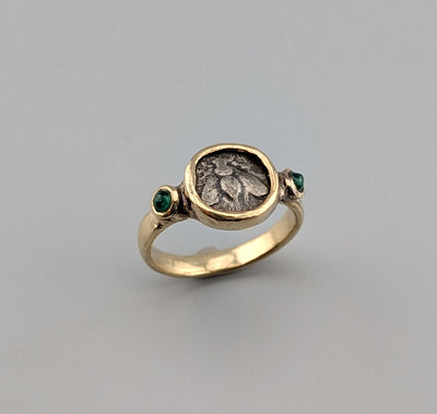 Ancient AR Diobol, Bee, 14kt Gold Ring with Emeralds