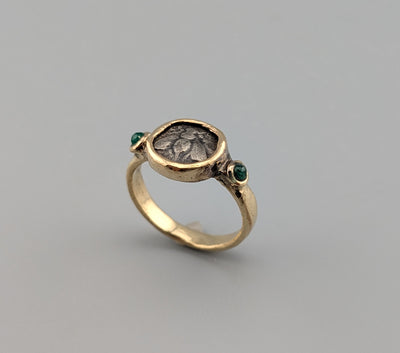 Ancient AR Diobol, Bee, 14kt Gold Ring with Emeralds