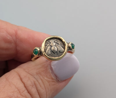 Ancient AR Diobol, Bee, 14kt Gold Ring with Emeralds
